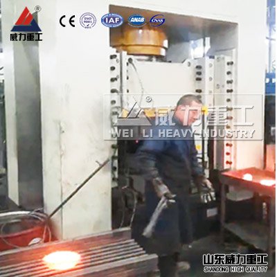 <b>鍛壓設備:500噸框架式液壓機</b>