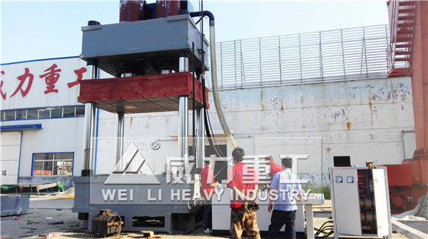 玻璃鋼汽車保險杠液壓機裝配現場